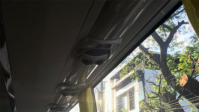 バスにはテレビもついてありますが、バスも揺れているし画質も良くありません。