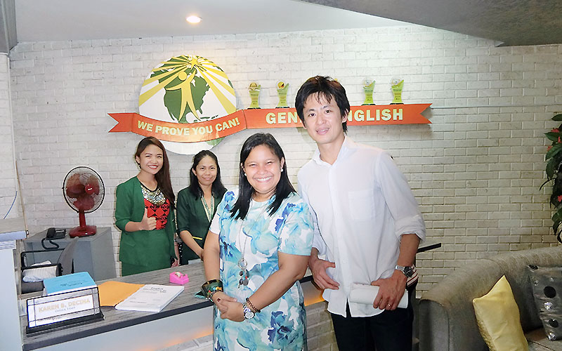 フィリピン留学 Genius English in セブ- 皆さん陽気なレセプションスタッフ