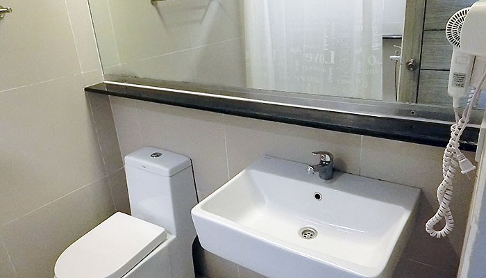 バス・トイレはホテル並みの綺麗さ！鏡下にアメニティをおけるスペースがあるのが嬉しいですね。