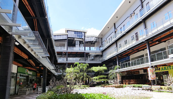 この商業施設の3階、4階に学校があります!