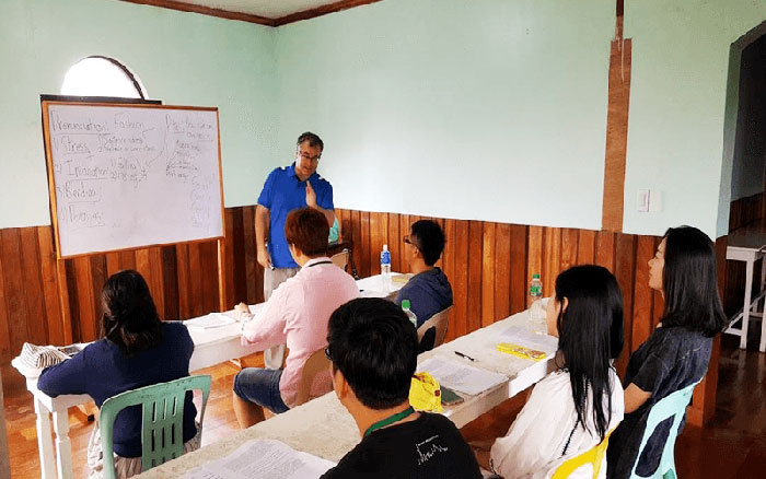 ネイティブによる発音矯正後、フィリピン人講師による反復練習で徹底的に正しい発音を習得していきます。