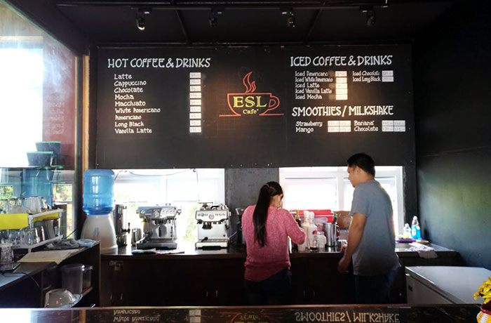 カフェでは本格的な味のドリンクを頼むことができます。一番安いアイス・アメリカーノで50ペソ(約120円)~という良心価格