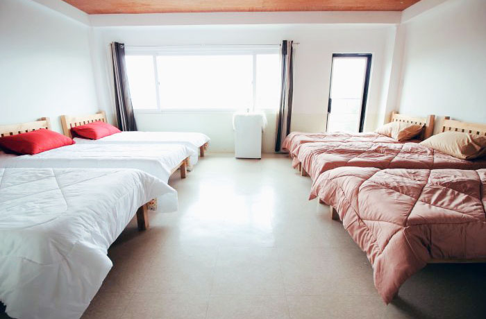 6人部屋です。正直少し狭いという印象はありましたが、格安のために日本人生徒からは人気があり、部屋数も少ないため、すぐに満室になります。4&6人部屋のバス・トイレはユニットバス形式です。