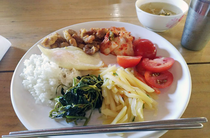 訪問時に試食したランチです。生徒にインタビューをしたところ、韓国経営校の為少し韓国料理に偏っている時もありますが、野菜も果物も栄養バランスも考えられているので、普通に美味しいとのことでした。