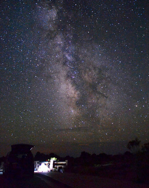 この写真はCanyonlandsで野宿した時のもの。今まで見たことのない満天の星空、天の川の下で私はお肉を焼いていたんです!