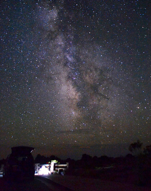 この写真はCanyonlandsで野宿した時のもの。今まで見たことのない満天の星空、天の川の下で私はお肉を焼いていたんです！