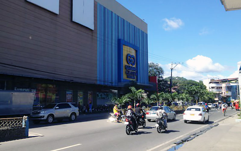 フィリピン留学 CELLA CELLA UNI CAMPUS - 学校前の道路 