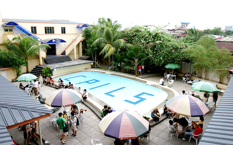 フィリピン留学 CPILS - 中庭プール 