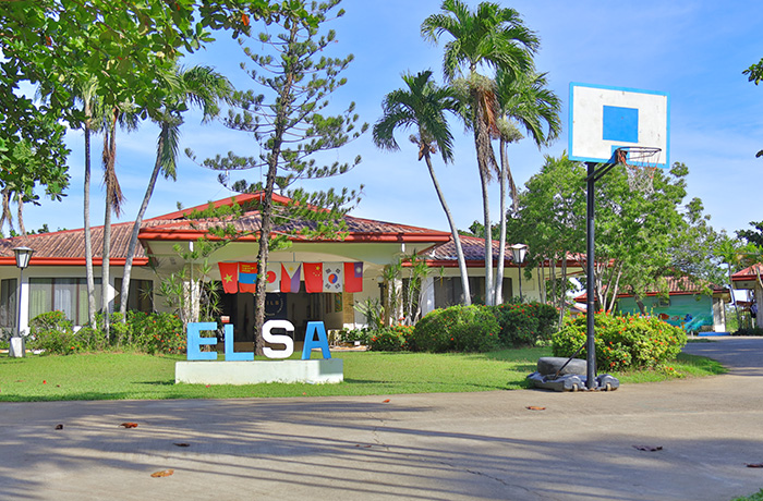 フィリピン留学 ELSA Cebu - 学校入り口付近 