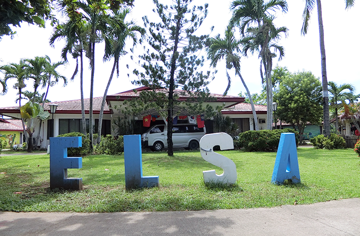 フィリピン留学 ELSA Cebu - 学校入り口付近 