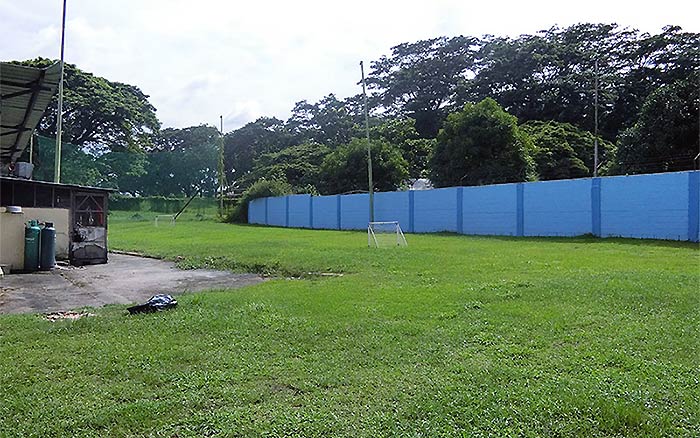 フィリピン留学 HELP Clark - ミニサッカーコートは休憩時間に人気 