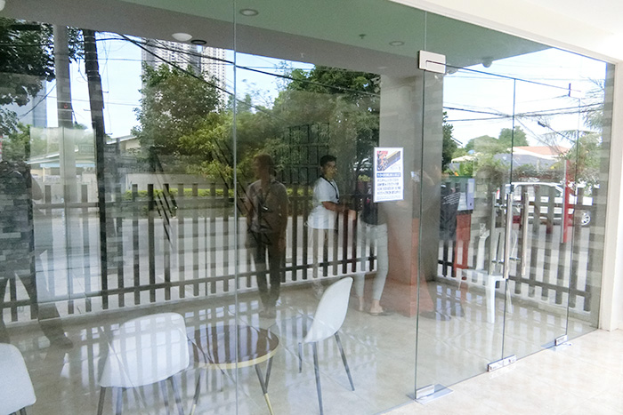 フィリピン留学 MeRISE -  ミライズ1Fの学校ビル入口