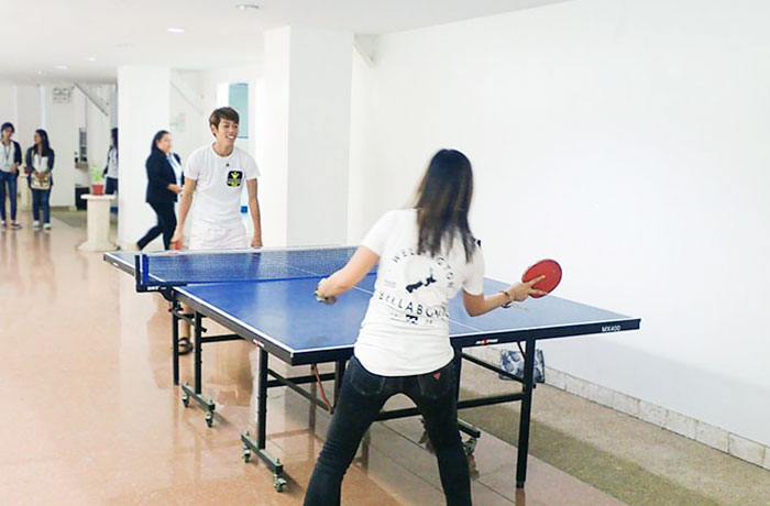 フィリピン留学 QQ English Seafront - 学生も教師も自由に使える卓球台