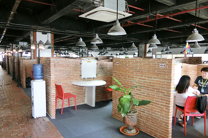 10階のヨーロッパのカフェをイメージして作られたパーテーション型のオシャレな空間の二か所で行われます。