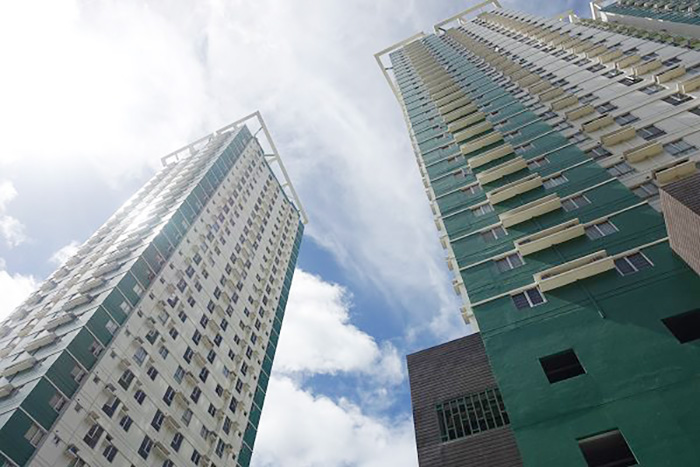 徒歩7分に位置する、2018年12月にオープンした新しい高級コンドミニアム “AVIDA TOWERS RIALA(アビダ・タワーズ・リアラ)”。