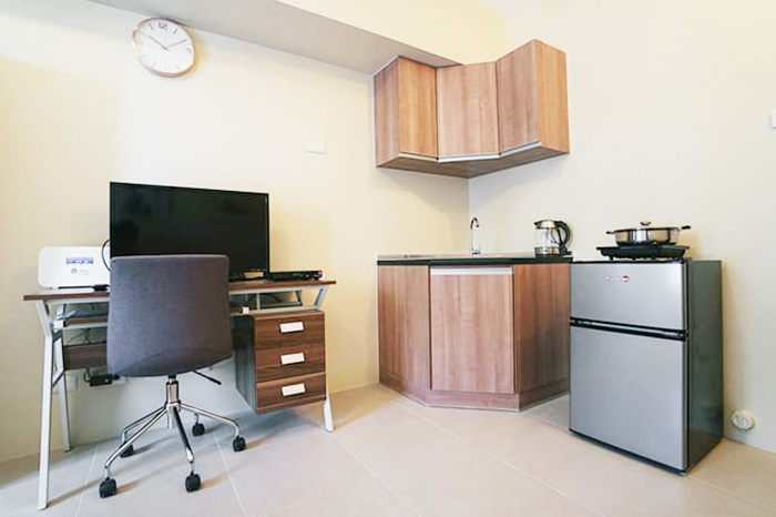基本は1人部屋ですが、夫婦や親子(最大3名まで)同士でも滞在することができます。 ちょうどコンドミニアムの前に、セブンイレブンもあります。