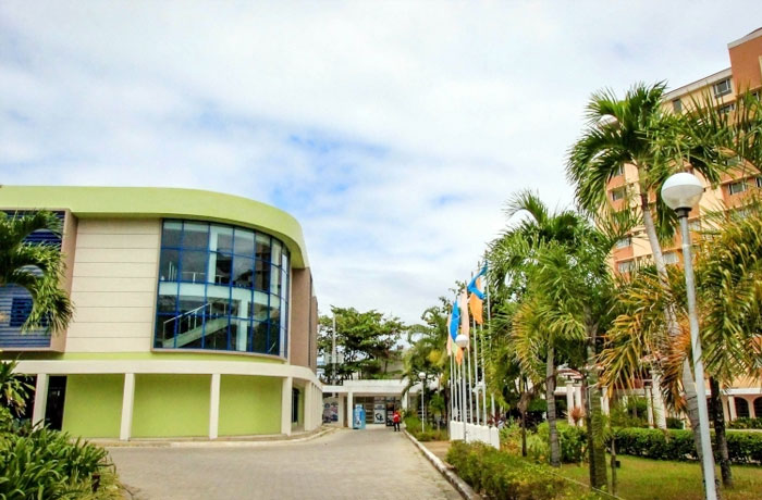 フィリピン留学 JIC CEBU - 左：講義棟、右：宿舎棟 