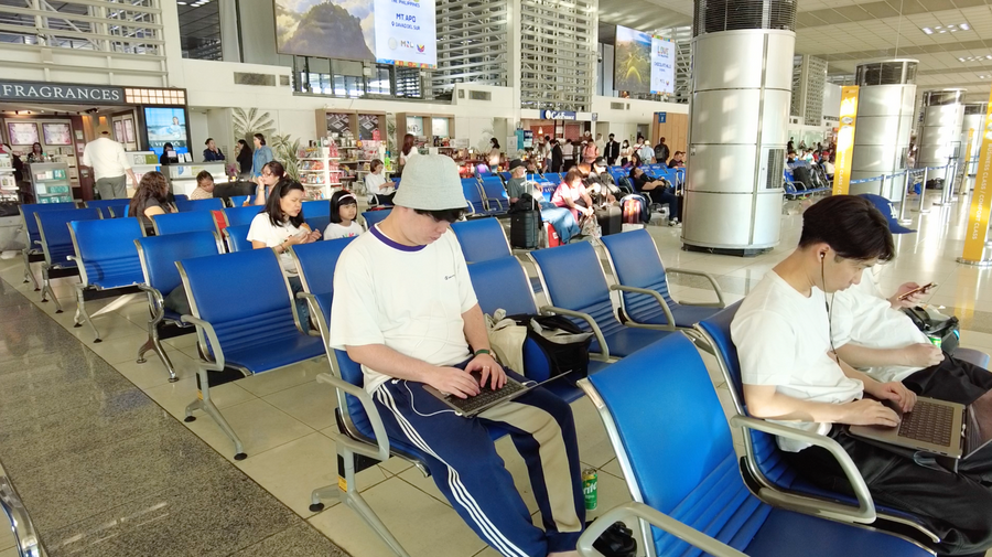 マニラ空港で乗り継ぎ便待ち