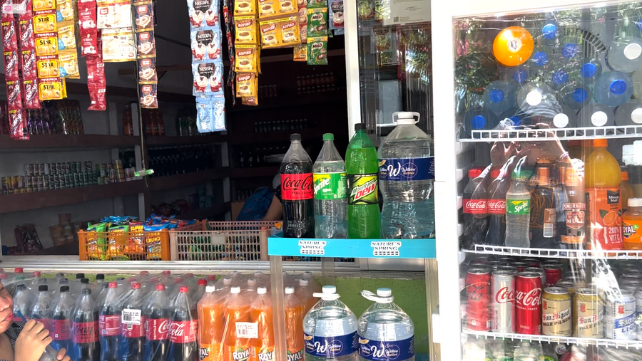 近所には“サリサリストア”も！冷たいお水やビール(サンミゲルライト)も購入可◎