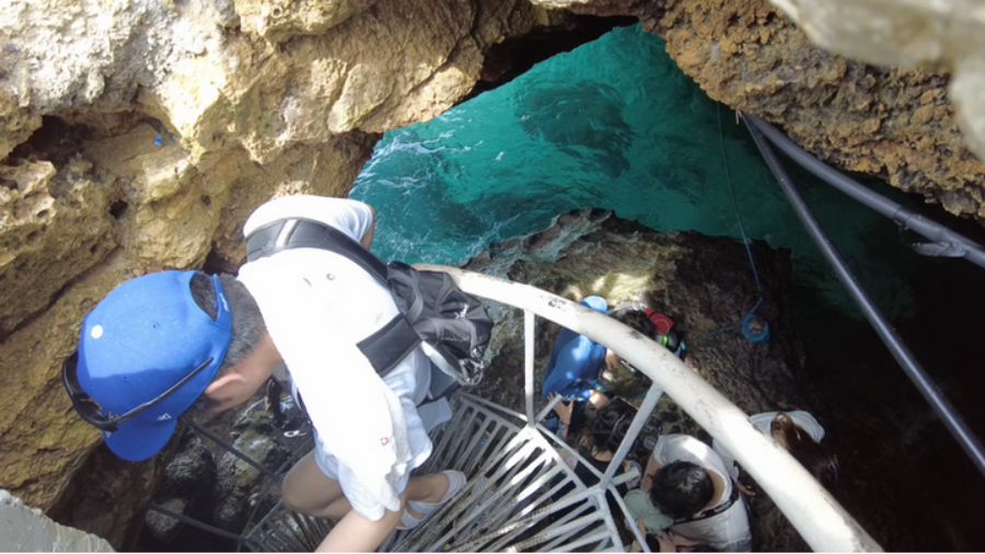 螺旋階段を下っていくと、綺麗な海が