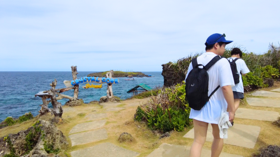 洞窟を出て船に乗り、島を移動します