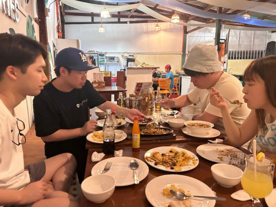 ローカルフードも楽しんで