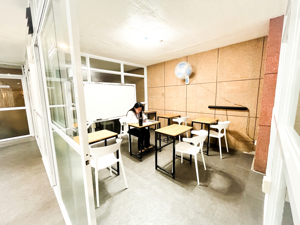 フィリピン留学 Cebu21 - Wales-Classroom-2
