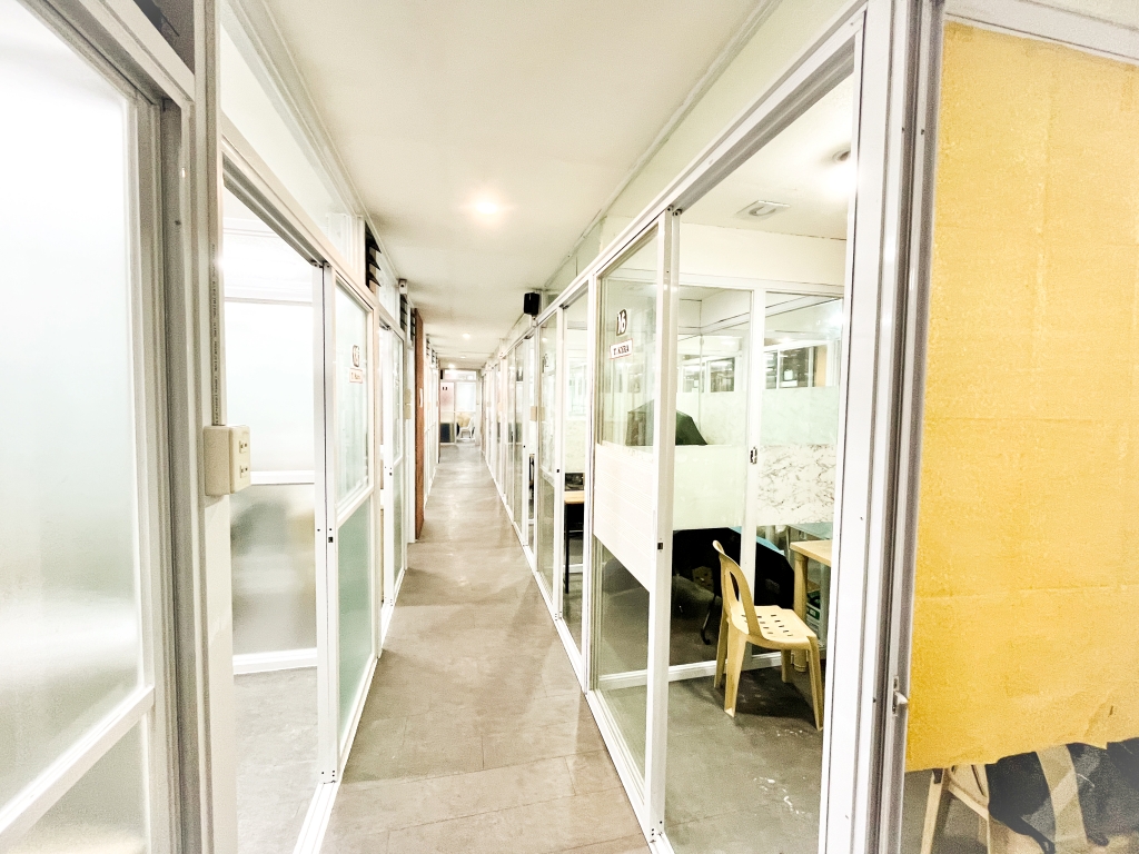 フィリピン留学 Cebu21 - Wales-Classroom-6