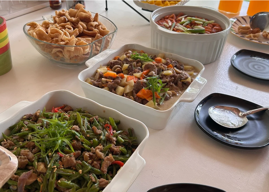学校にはキッチンもあり、その場で食事を作ってくれます。