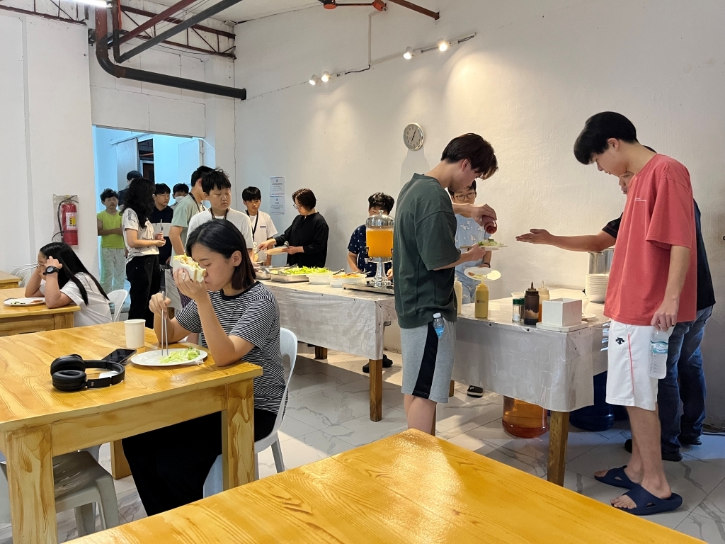 日本人好みのお食事を毎日3食提供！