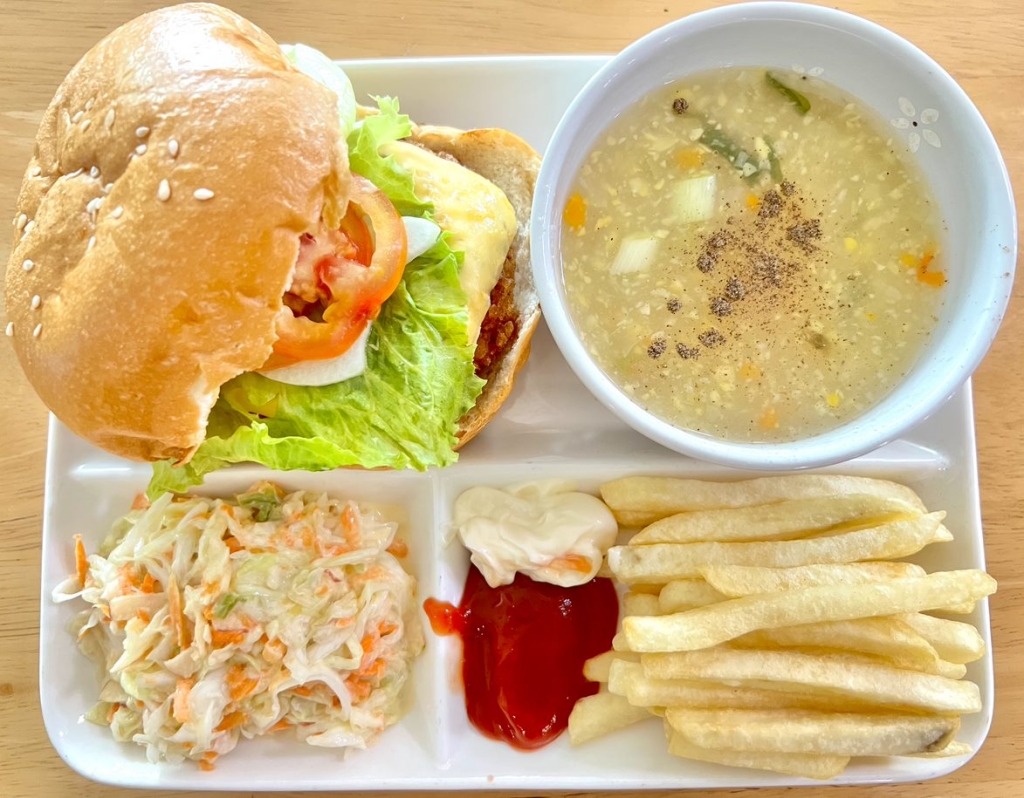校長が毎日メニュー、味をチェックするこだわりの学食