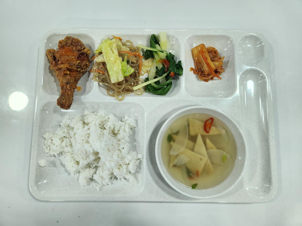 食事は嬉しい毎日3食提供！