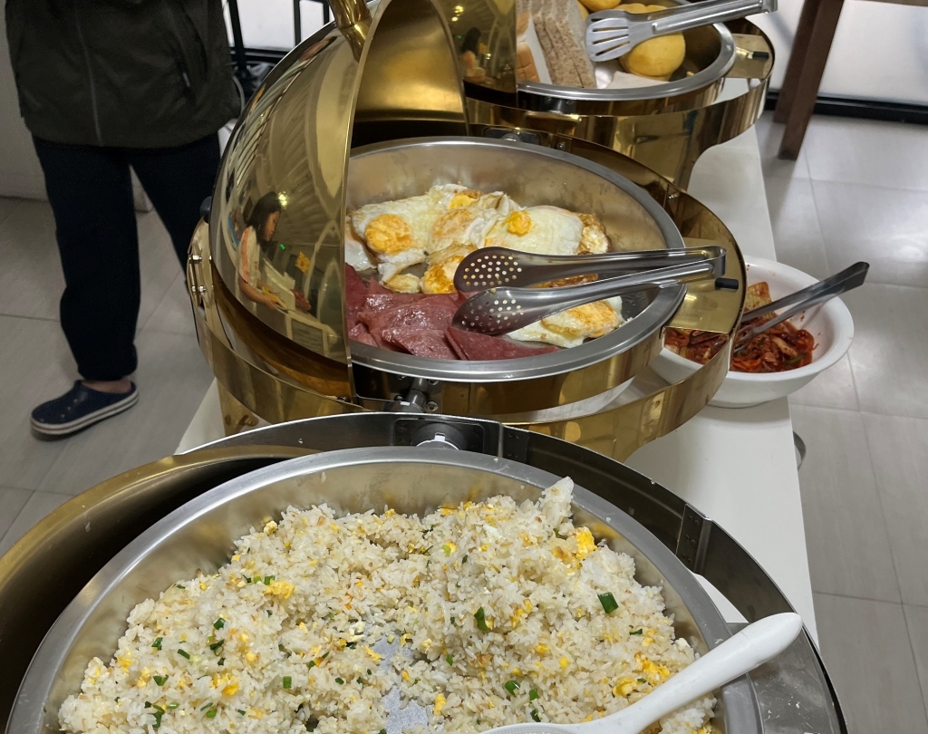 日本人好みのお食事を毎日3食提供！