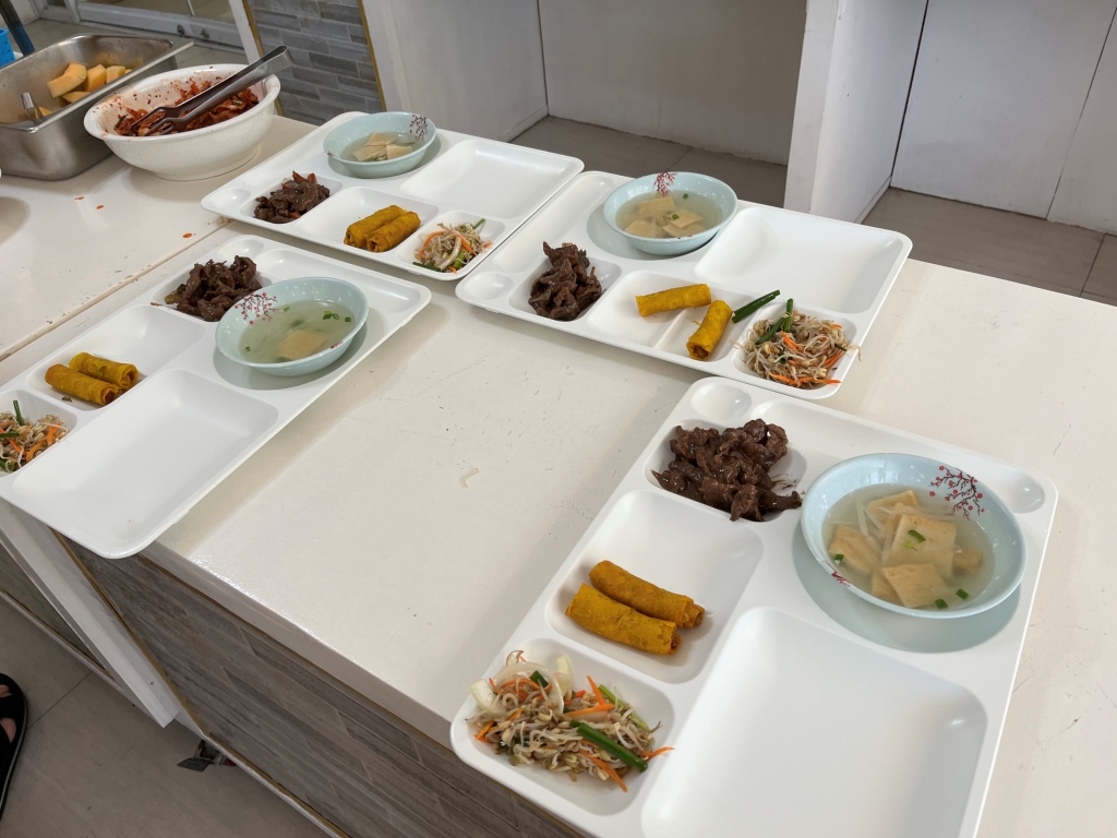 日本人好みのお食事を毎日3食提供！